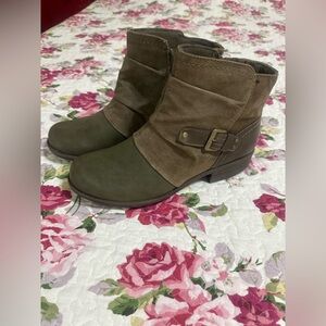 Earth Origins Stylish Brown and Green Women's Ankle Boots